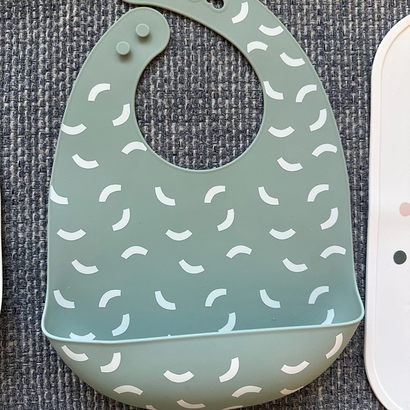 Cloud Island Silicone Bib & Mat Set | Baby Feeding Set Green & Cream ๐ฟโจ - Picture 3 of 4